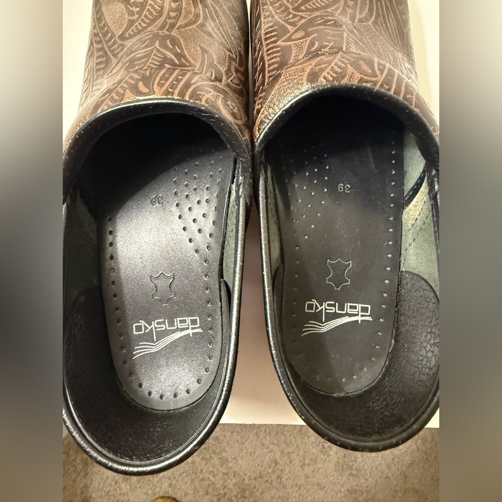 Dansko Brown Pattern Design Clogs - image 4